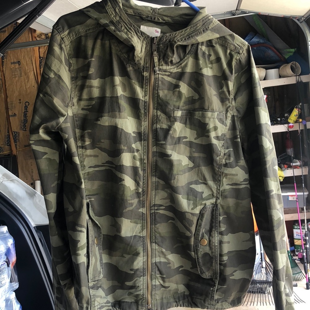 Light camo jacket.  Like new without tags.